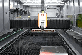 Faserlaser 1,5 kW — Schneidkopf über Gitterrost